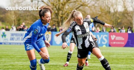 Durham full-back Ayre signs new deal