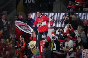 Roberto Luongo teases possible return to bang pregame drum ahead of Stanley Cup Final Game 6
