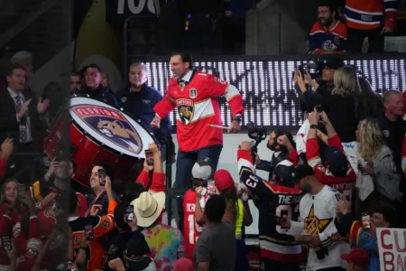 Roberto Luongo teases possible return to bang pregame drum ahead of Stanley Cup Final Game 6