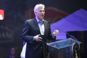 Plaschke: Lakers had a great ride with Buss family, but Dodgers owner will give team new life