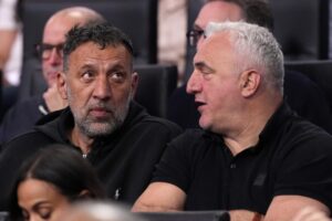 Former Laker Vlade Divac has emergency surgery after breaking hip in motorcycle accident