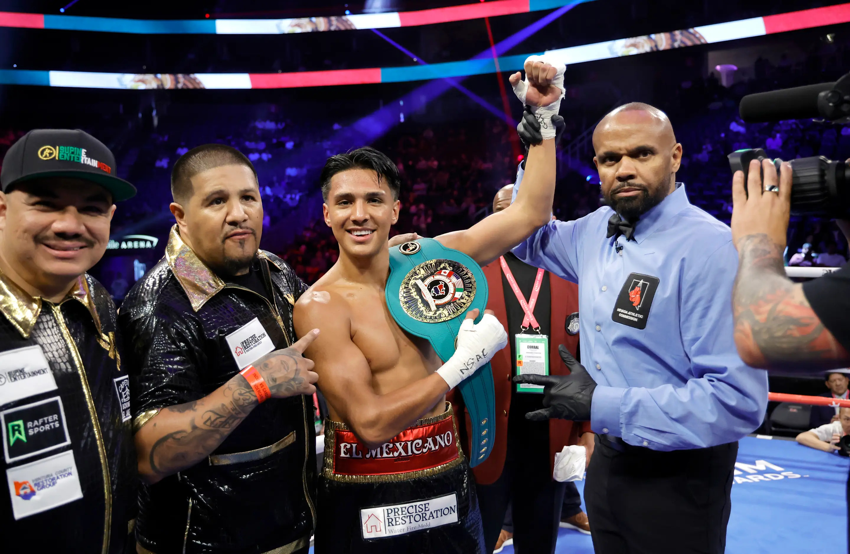 LAS VEGAS, NEVADA - MAY 04: Emiliano Fernando Vargas (C) poses with members of his team and referee Robert Hoyle after defeating Juan Leon in a junior welterweight bout at T-Mobile Arena on May 04, 2025 in Las Vegas, Nevada. Vargas won the fight with a second-round TKO. (Photo by Steve Marcus/Getty Images)