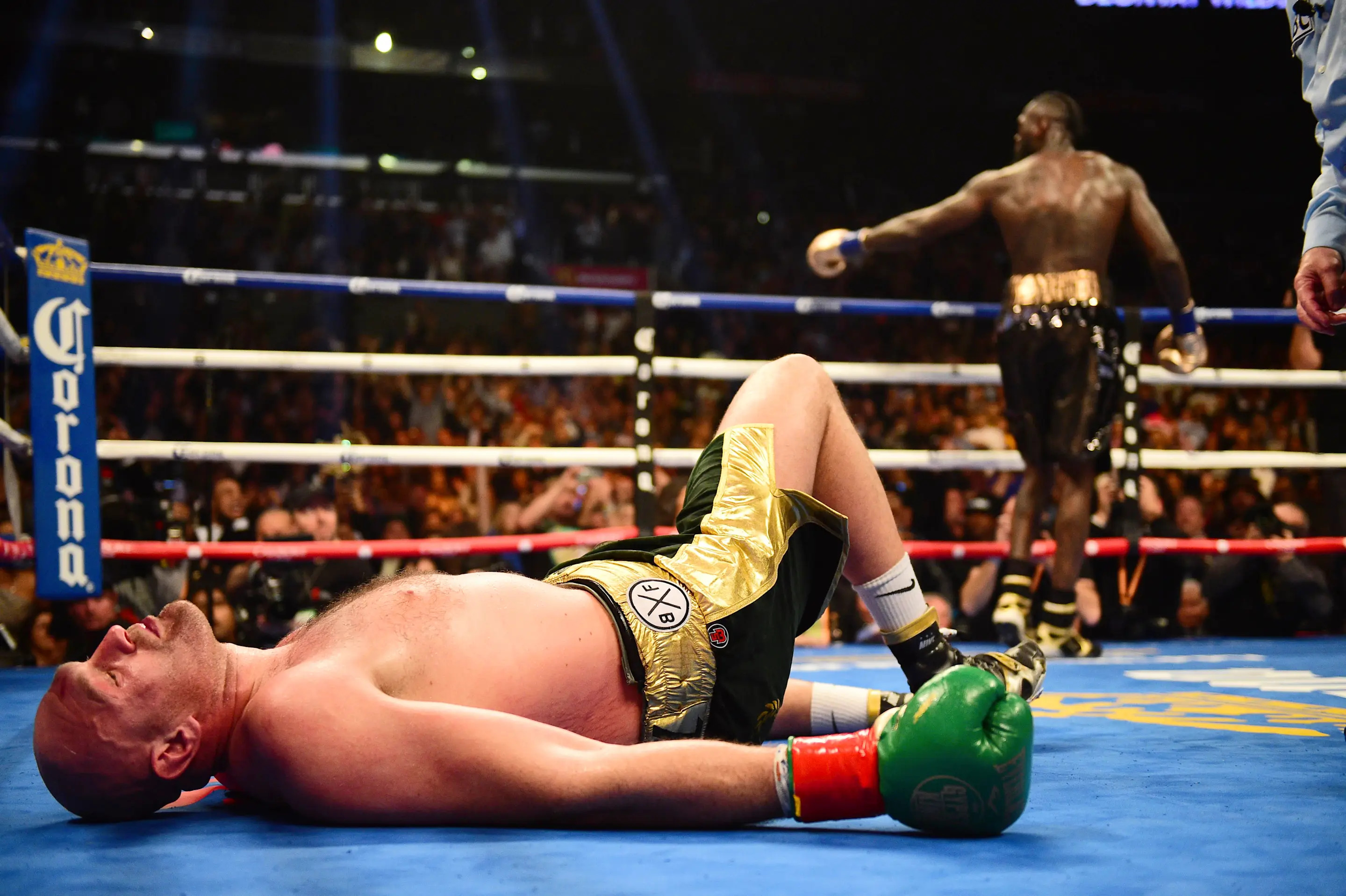 Boxing: WBC World Heavyweight Title: Tyson Fury (green gloves) in action, on the canvas vs Deontay Wilder at the Staples Center.
Los Angeles, CA 12/1/2018
CREDIT: Kohjiro Kinno (Photo by Kohjiro Kinno /Sports Illustrated via Getty Images)
(Set Number: X162355 TK3 )