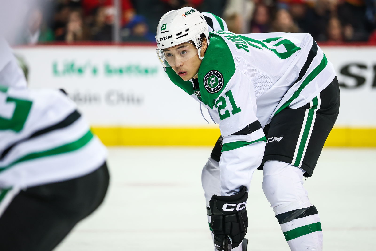 Mar 27, 2025; Calgary, Alberta, CAN; Dallas Stars left wing Jason Robertson (21) against the Calgary Flames during the third period at Scotiabank Saddledome. Mandatory Credit: Sergei Belski-Imagn Images