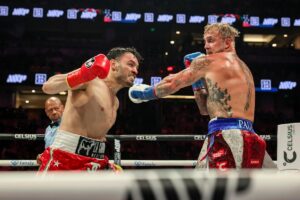 Jake Paul vence por decisión unánime al excampeón de los medianos Julio César Chávez Jr.