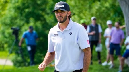 Max Homa carries own golf clubs at U.S. Open qualifier
