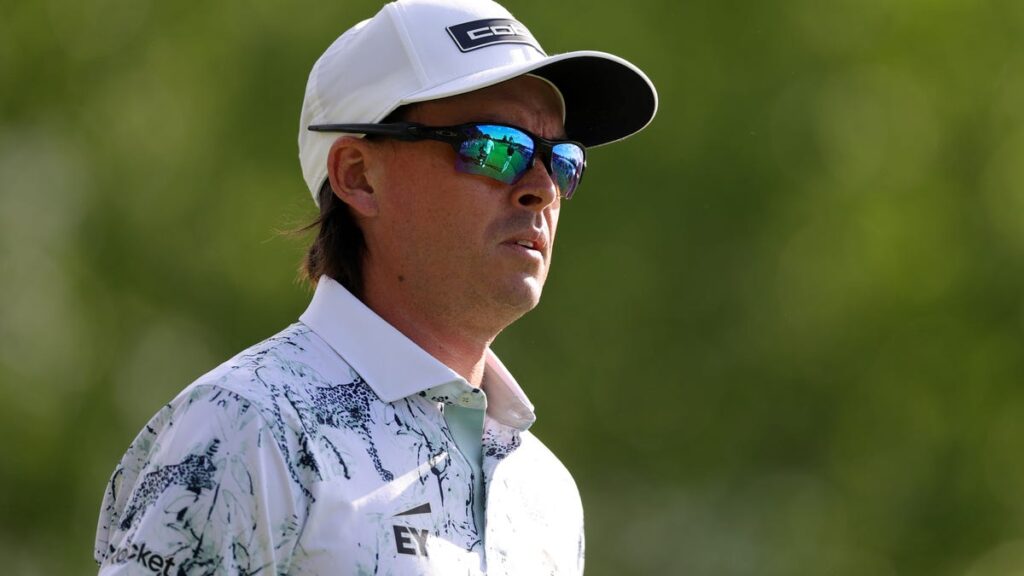 Rickie Fowler hits shank on first hole at 2025 Travelers Championship