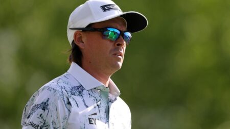Rickie Fowler hits shank on first hole at 2025 Travelers Championship