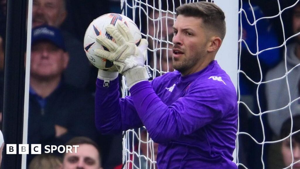 Dan Lavercombe: Truro City goalkeeper signs new deal