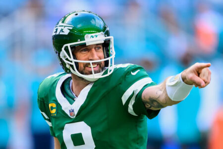 Aaron Rodgers ends offseason uncertainty, agrees to 1-year deal with Steelers