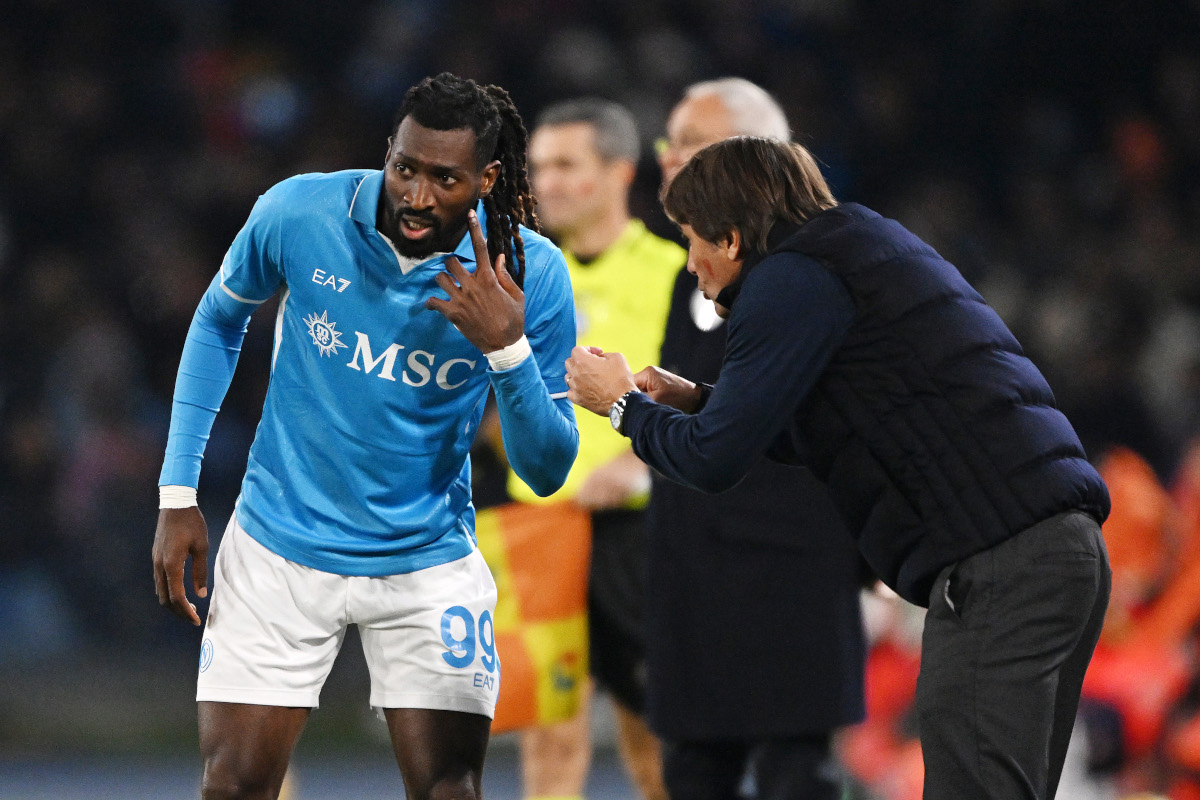 NAPLES, ITALY - NOVEMBER 24: Frank Anguissa of Napoli talking to his head coach Antonio Conte during the Serie A match between Napoli and AS Roma at Stadio Diego Armando Maradona on November 24, 2024 in Naples, Italy. (Photo by Francesco Pecoraro/Getty Images)