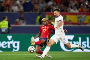 Lamine Yamal and Cristiano face off