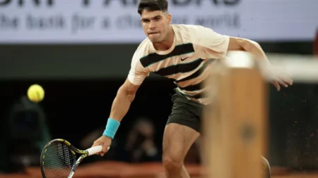 Carlos Alcaraz forfeits point to Ben Shelton after insane shot at French Open