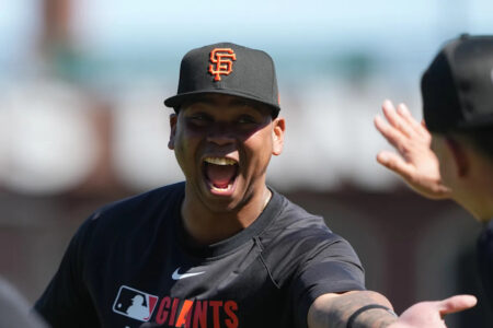 Rafael Devers homers against the Red Sox for his 1st home run with the Giants