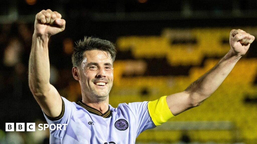 Falkirk: Veteran striker Brain Graham joins on one-year deal