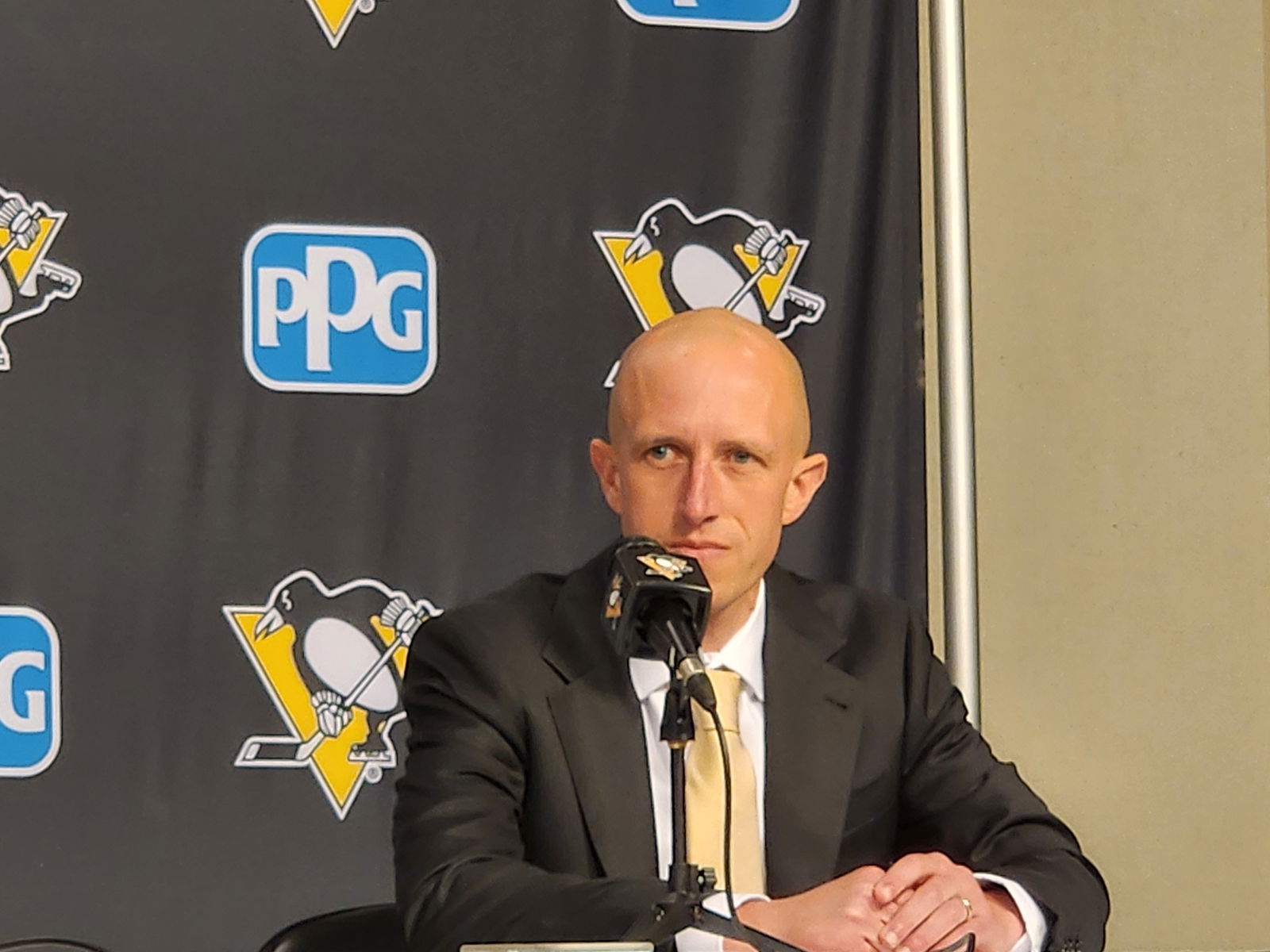 New Pittsburgh Penguins head coach Dan Muse speaks to the Pittsburgh media on Jun. 11. (Credit: Kelsey Surmacz - The Hockey News)
