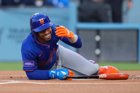 Mets shortstop Francisco Lindor has fractured pinky toe, but not expected to go on IL