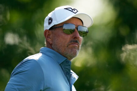 Late miscues cost Phil Mickelson a shot at the weekend in his 34th — and maybe last — US Open
