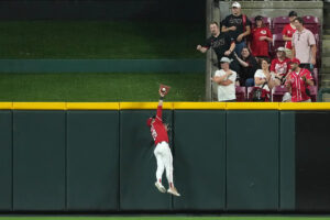 Reds’ TJ Friedl robs late game-tying home run to stun Brewers, end Milwaukee’s win streak