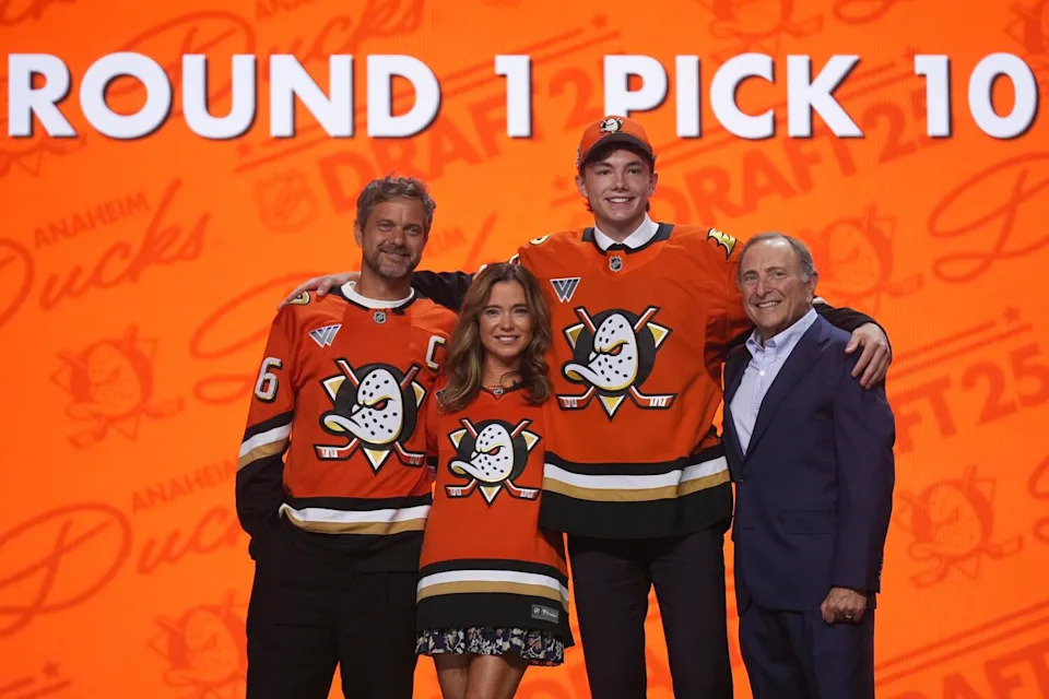 Roger McQueen poses for photos with NHL commissioner Gary Bettman, right, Joshua Jackson, left, and Marguerite Moreau.