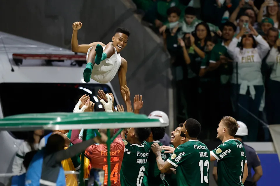 SAO PAULO, BRAZIL - MAY 28: Players of Palmeiras celebrate with Estevao Willian after the Copa CONMEBOL Libertadores 2025 Group G match between Palmeiras and Sporting Cristal at Allianz Parque on May 28, 2025 in Sao Paulo, Brazil. (Photo by Miguel Schincariol/Getty Images)