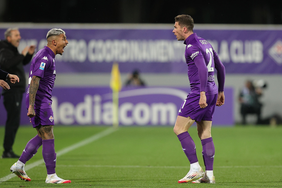 FLORENCE, ITALY - FEBRUARY 28: Robin Gosens of ACF Fiorentina celebrates after scoring a goal with Domilson Cordeiro dos Santos known as Dodo of ACF Fiorentina during the Serie A match between Fiorentina and Lecce at Stadio Artemio Franchi on February 28, 2025 in Florence, Italy. (Photo by Gabriele Maltinti/Getty Images)