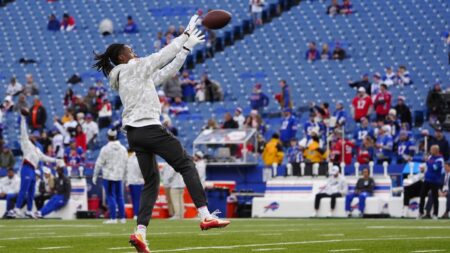 Rashod Bateman says Ravens receivers benefit from veteran presence of DeAndre Hopkins