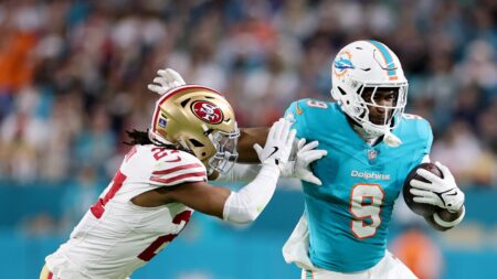 Report: Steelers, Dolphins renew talks about a trade for Jonnu Smith
