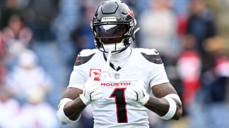 Report: Patriots have no plans to release Stefon Diggs