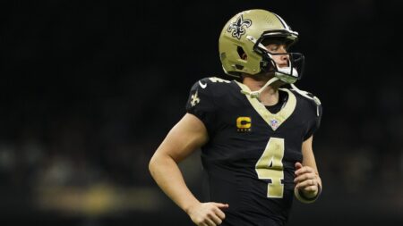 Saints place Derek Carr on reserve/retired list