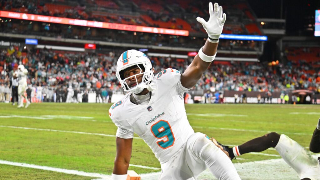 Drew Rosenhaus: Jonnu Smith’s situation with Dolphins “still fluid”