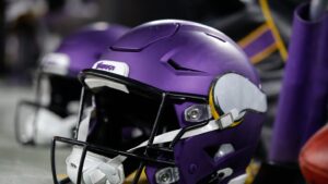 Vikings sign OL Vershon Lee