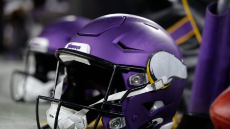 Vikings sign OL Vershon Lee