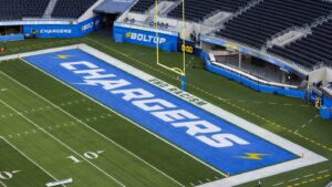 Chargers sign OL Elijah Ellis