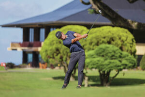 Peter Jung beats Joshua Hayashida in a battle of past Manoa Cup champions