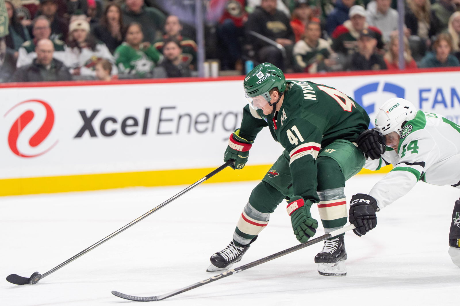 Wild Forward Signs One-Year Contract With Division Rival