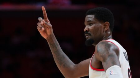 Lakers get their center, agree to two-year contract with former No. 1 pick Deandre Ayton