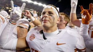 Texas safety Michael Taaffe honors Camp Mystic flood victims at SEC Media Days with tribute tie