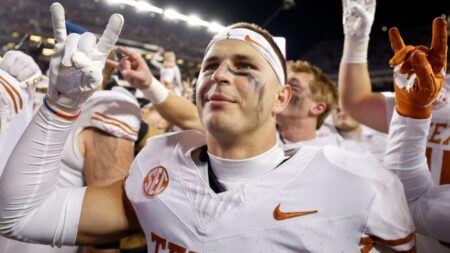 Texas safety Michael Taaffe honors Camp Mystic flood victims at SEC Media Days with tribute tie