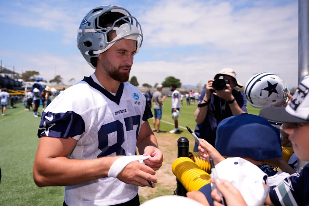 Cowboys sign TE Jake Ferguson to M deal as Micah Parsons continues without extension