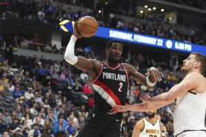 Hernández: Can LeBron James help maddening Deandre Ayton transform into a reliable center?