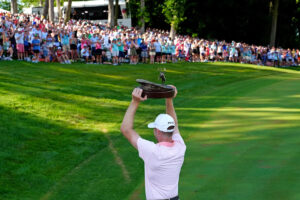 Monday Leaderboard: Score one for the short guys