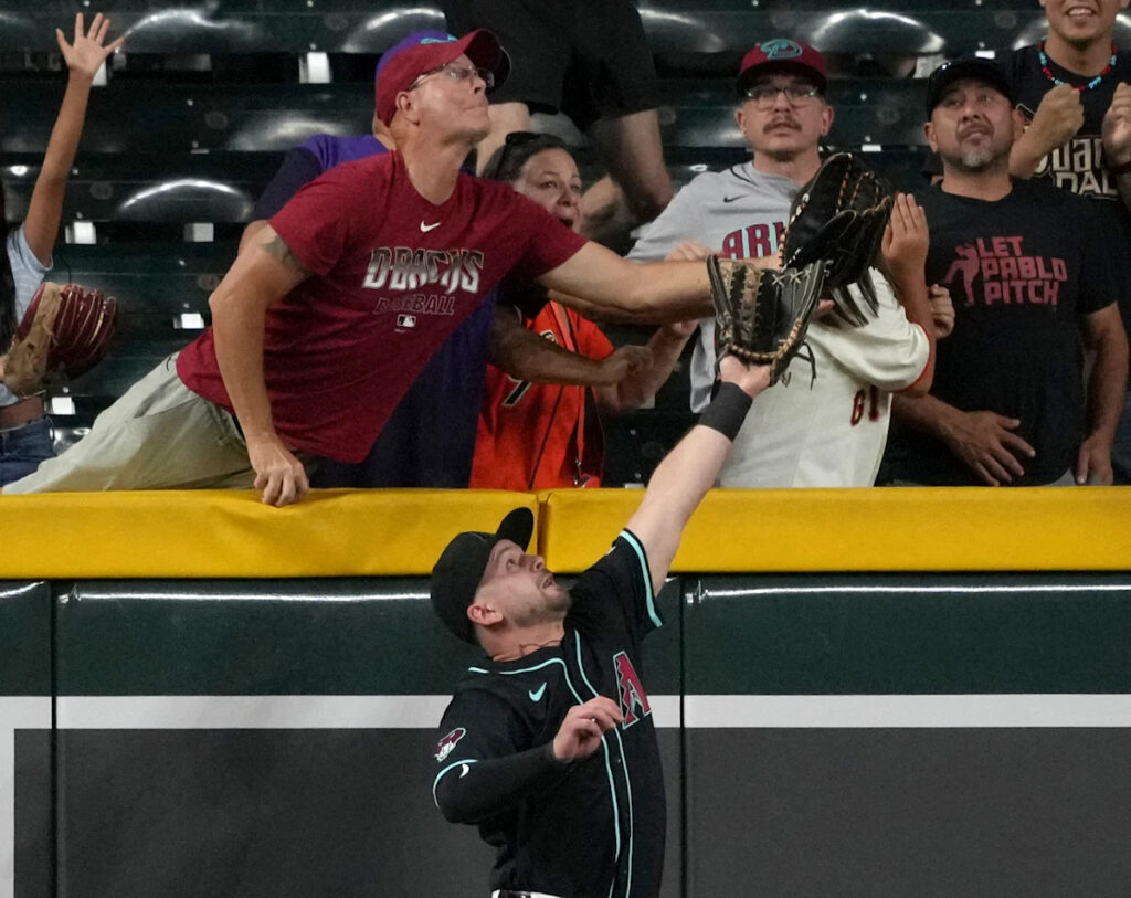 Diamondbacks fan removed from win over Giants after controversial interference review