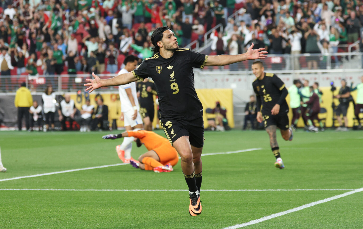 🚨 Mexico beat Honduras to reach CGC final; Luna leads USMNT over Guatemala