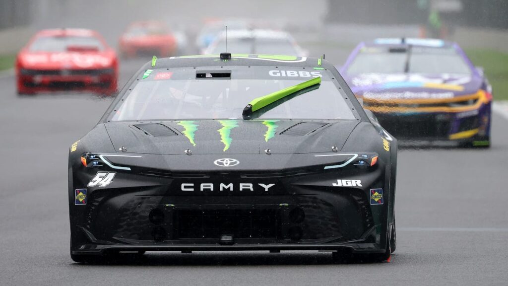 Pit crews for Brad Keselowski, Ty Gibbs shove after incident