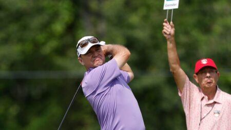 Gordon Burns relies on wife as Day One caddie for Dick’s Open