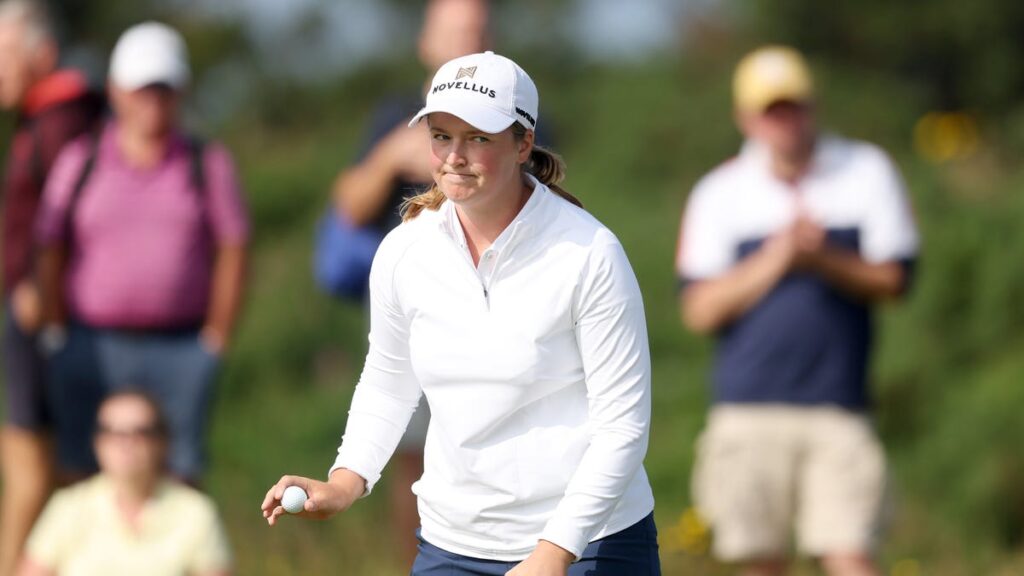 Lottie Woad shares lead in professional debut