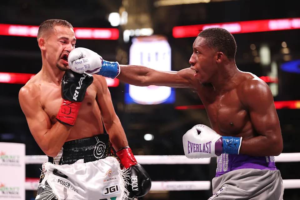 ARLINGTON, TEXAS - NOVEMBER 15: (L-R) Dana Coolwell and Bruce Carrington fight during on Netflix: Jake Paul vs. Mike Tyson at AT&T Stadium on November 15, 2024 in Arlington, Texas. (Photo by Al Bello/Getty Images for Netflix © 2024)