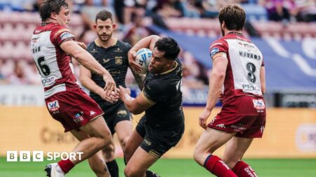Super League: Wigan Warriors 12-32 Hull FC – Airlie Birds stun reigning champions