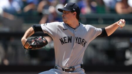 Yankees snap losing streak, hold on for 6-4 win over Mets in Subway Series finale